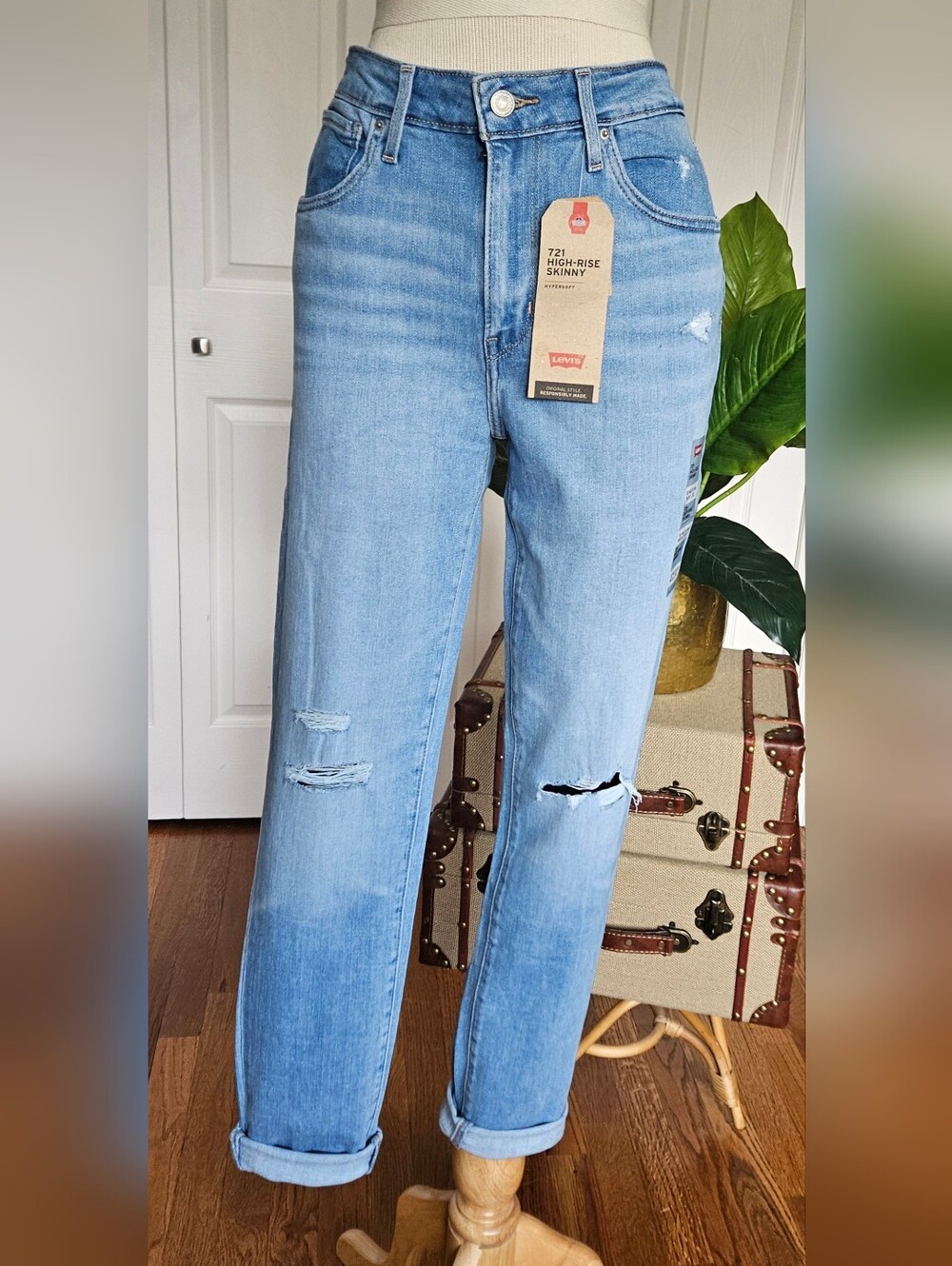 LEVI'S 721 High-rise Light blue wash color Size 10 Medium  Stretch Skinny Jeans.